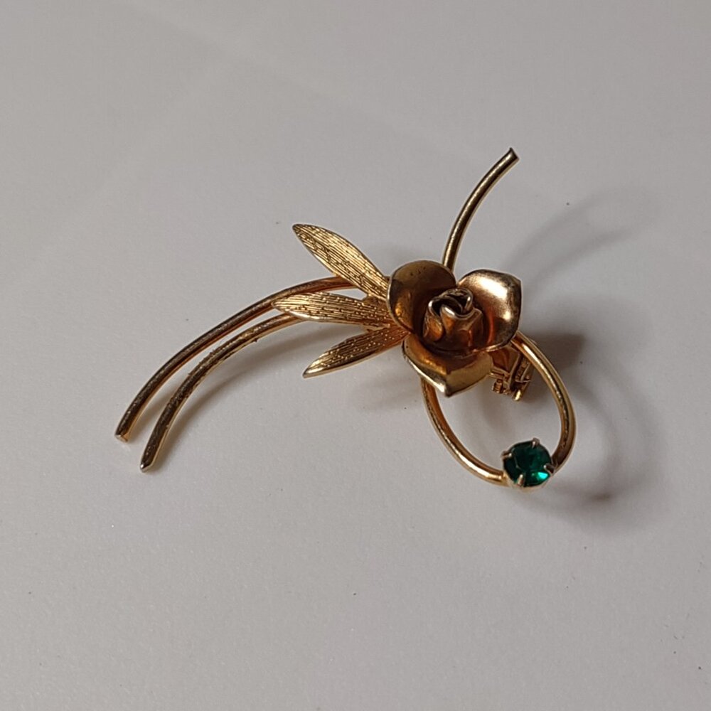 Small Lightweight Gold Tone And Green Flower Brooch